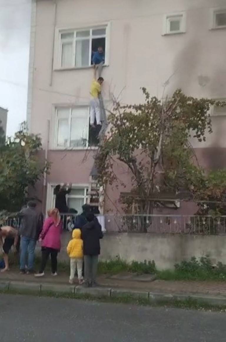 Alacaklı işçi sinir krizi geçirdi! Bıçak çekti, 30 işçinin bulunduğu binayı ateşe verdi! 2